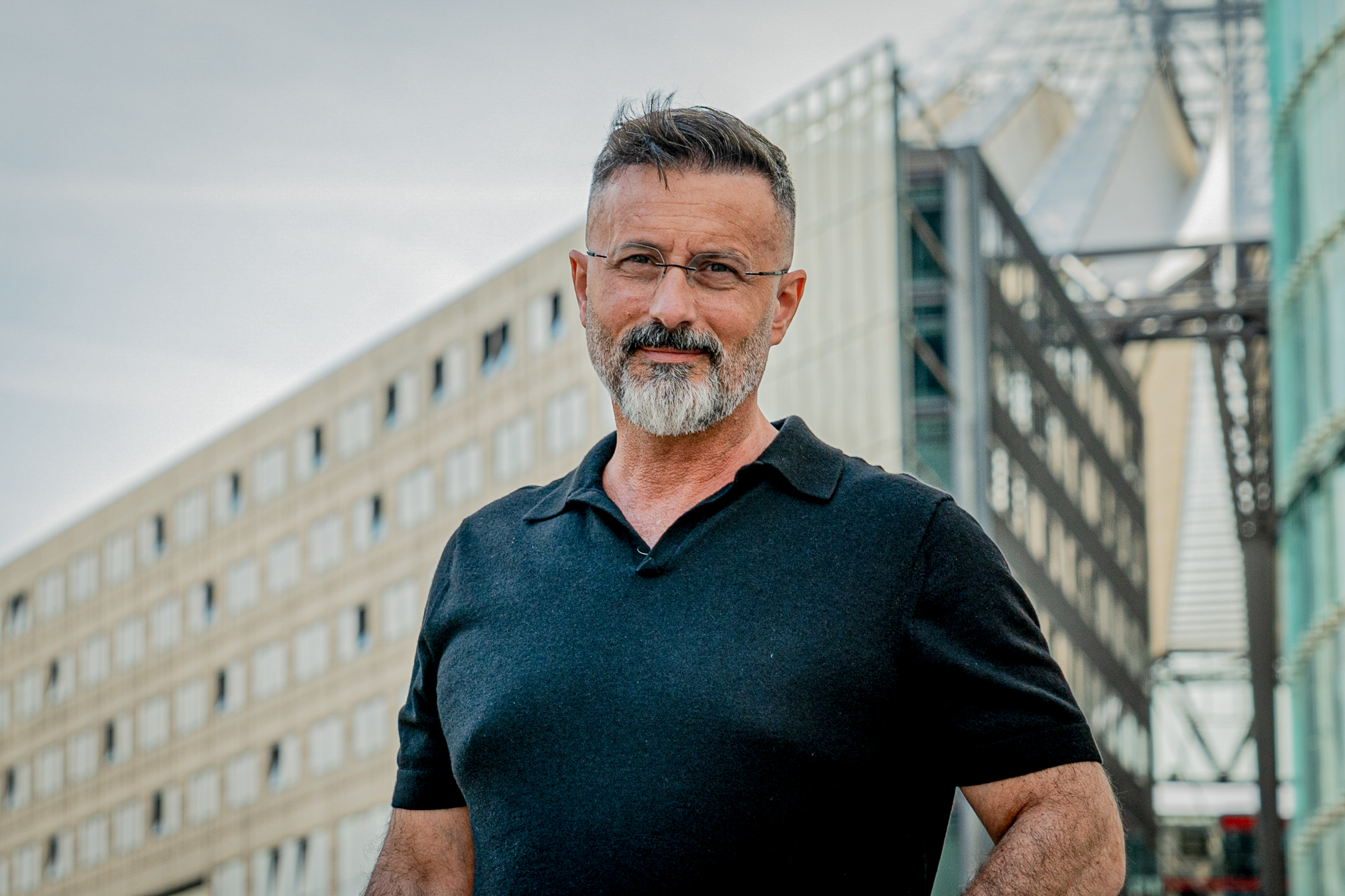 Coskun Josh Tuna vor dem Berliner Dom